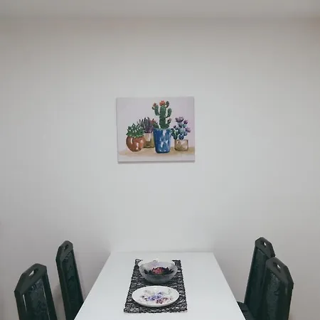 Cozy Corner - Free Parking & Wi-fi Apartment *
