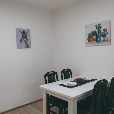 Cozy Corner - Free Parking & Wi-fi Apartment