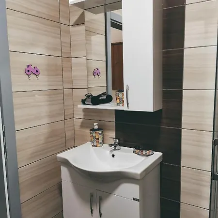 Cozy Corner - Free Parking & Wi-fi Appartamento